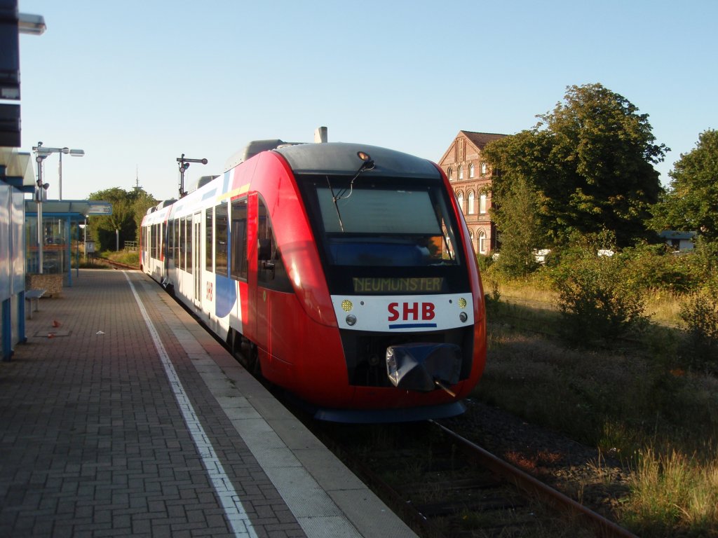 Ein VT 648 der Schleswig-Holstein-Bahn als SHB Bsum - Neumnster in Heide (Holst.). 04.08.2009