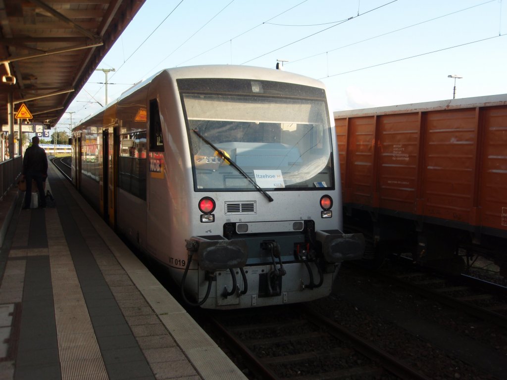 Ein VT 650 der Nord-Ostsee-Bahn als NOB nach Husum in Itzehoe. 12.08.2009