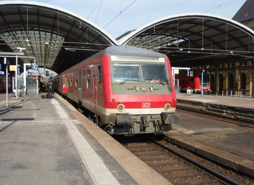 Ein Wittenberger Steuerwagen als RE 9 aus Kassel Hbf in Halle (Saale) Hbf. 27.02.2010