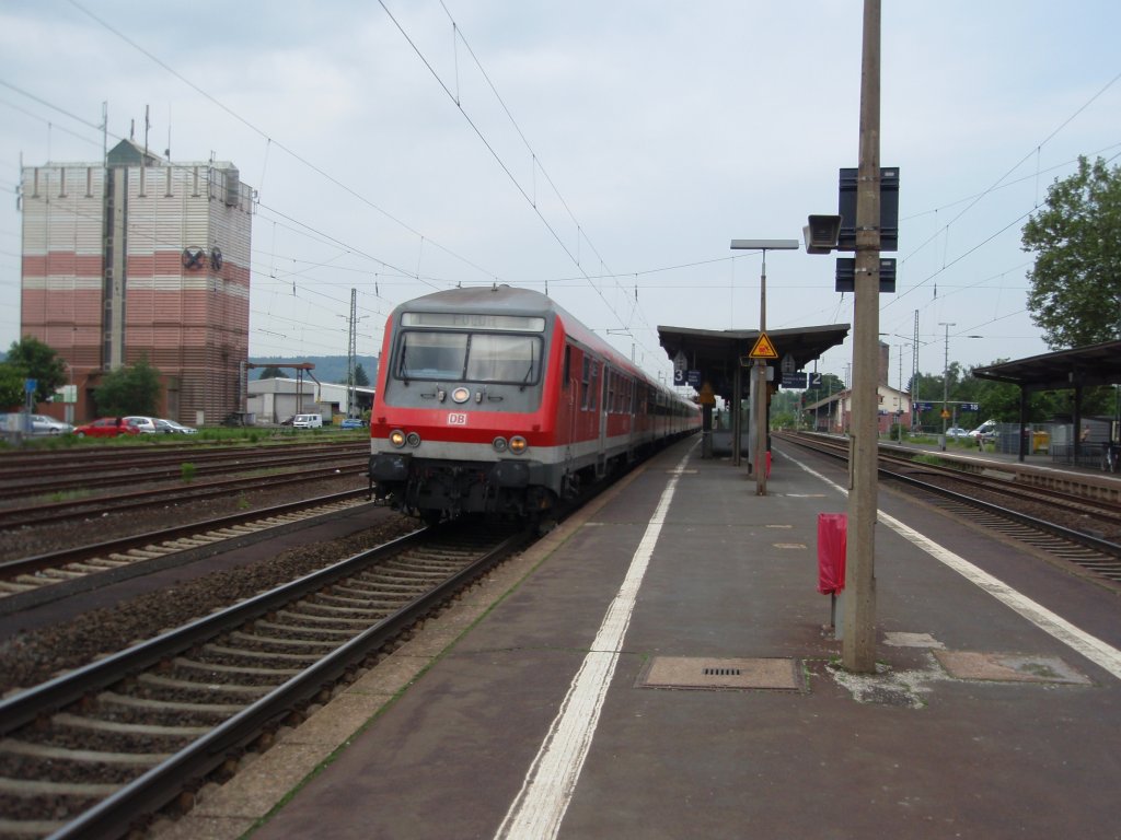 Ein Wittenberger Steuerwagen als RE Frankfurt (Main) Hbf - Fulda in Gelnhausen. 29.05.2010