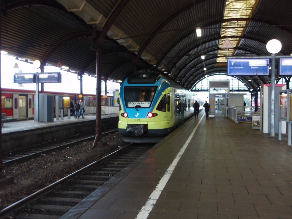 ET 015 der Westfalenbahn als RE 13 Ersatzverkehr der eurobahn aus Hamm (Westf.) in Mnchengladbach Hbf. 25.12.2009