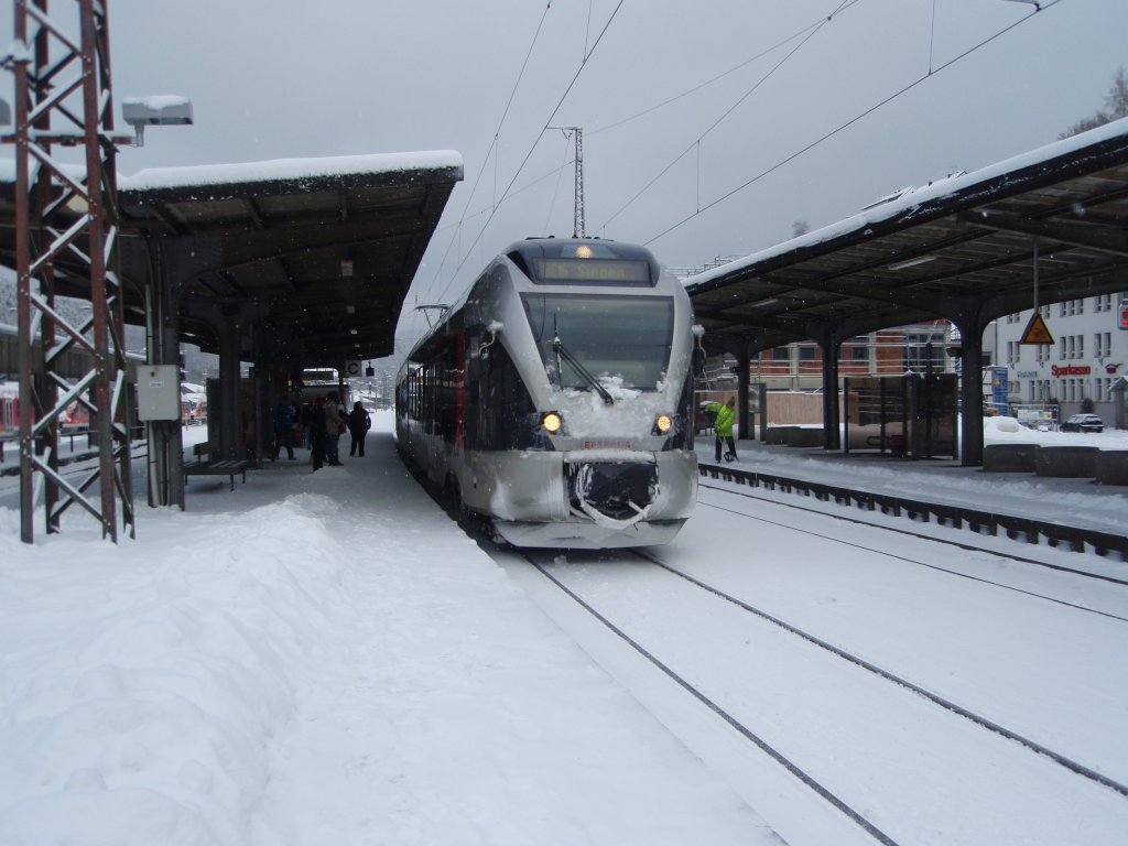 ET 23005-A der Abellio Rail NRW als RE 16 Essen Hbf - Siegen bei der Einfahrt in Finnentrop. 30.01.2010