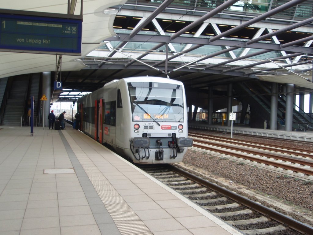 VT 017 der Mitteldeutschen Regiobahn als MRB 5 aus Leipzig Hbf in Leipzig/Halle Flughafen. 26.03.2011