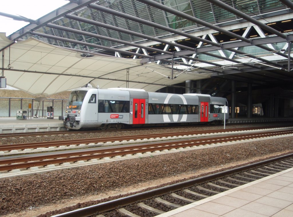 VT 017 der Mitteldeutschen Regiobahn als MRB 5 nach Leipzig Hbf in Leipzig/Halle Flughafen. 26.03.2011