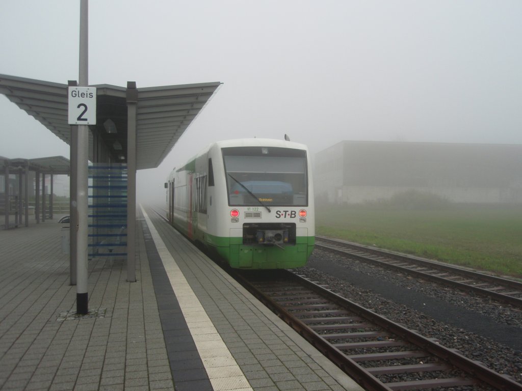 VT 122 der Sd-Thringen-Bahn als STB 2 nach Sonneberg (Thr.) Hbf in Neuhaus am Rennweg. 17.08.2010