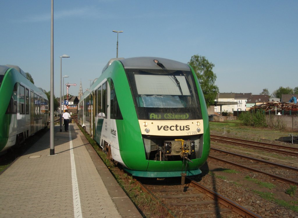 VT 266 der Vectus als RB 28 Limburg (Lahn) - Au (Sieg) in Altenkirchen. 23.04.2011