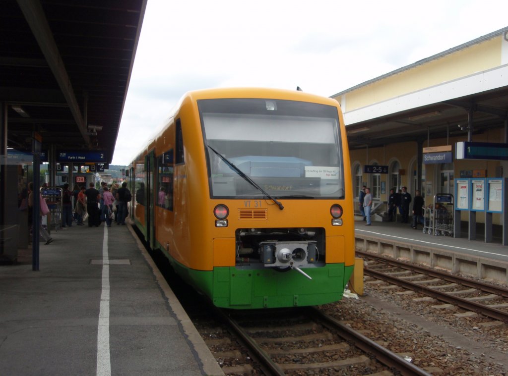 VT 31 der Regentalbahn als RB aus Furth im Wald in Schwandorf. 01.08.2011