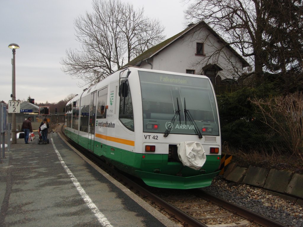 VT 42 der Vogtlandbahn als VB 5 Hof Hbf - Falkenstein (Vogtl.) in Mehltheuer. 12.02.2011