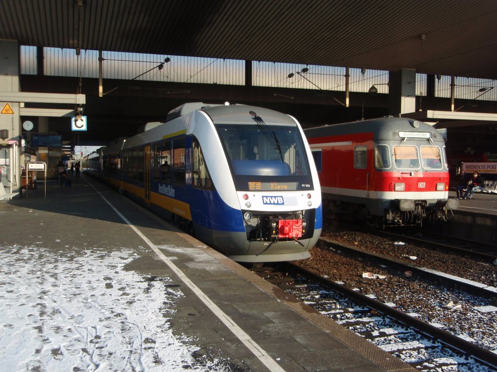 VT 552 der NordWestBahn als RE 10 nach Kleve in Dsseldorf Hbf. 13.12.2009
