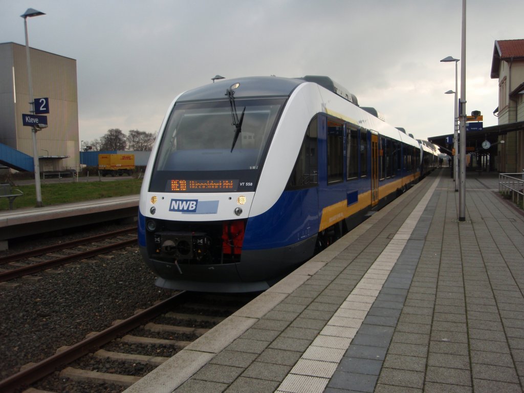 VT 558 der NordWestBahn als RE 10 aus Dsseldorf Hbf in Kleve. 13.12.2009