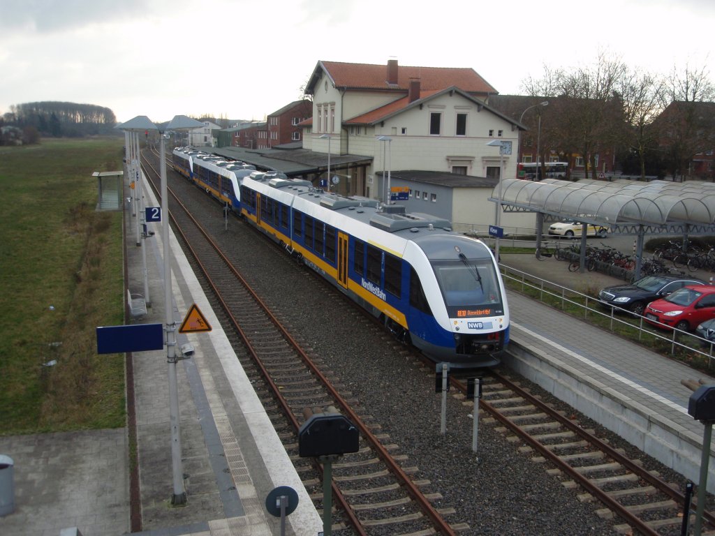 VT 558 der NordWestBahn als RE 10 aus Dsseldorf Hbf in Kleve. 13.12.2009