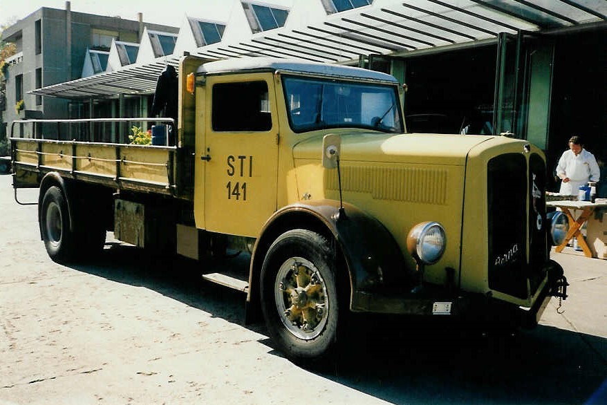 (003'725) - Aus dem ARchiv: STI Thun - Nr. 141 - Berna (ex Nr. 41) am 15. Oktober 1988 in Thun, Garage