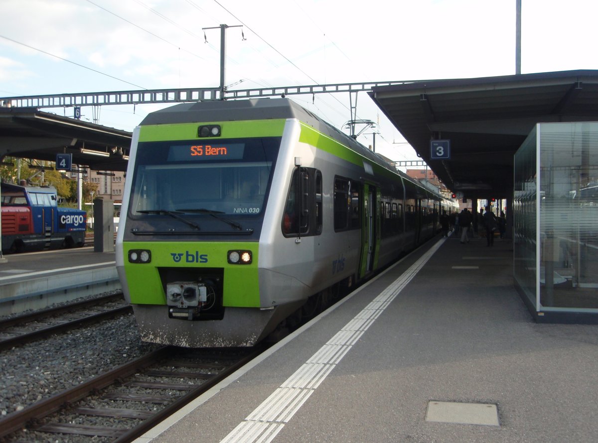 030 der BLS als S 5 nach Bern in Payerne. 06.05.2019