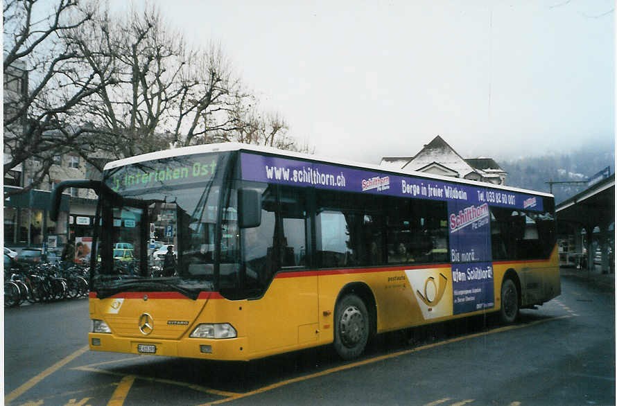 (081'933) - PostAuto Berner Oberland - BE 615'391 - Mercedes (ex P 25'381) am 24. Dezember 2005 beim Bahnhof Interlaken West