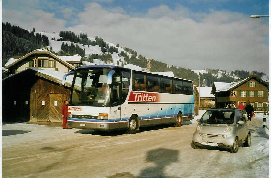 (082'102) - Tritten, Zweisimmen - BE 35'349 - Setra am 26. Dezember 2005 beim Bahnhof Zweisimmen