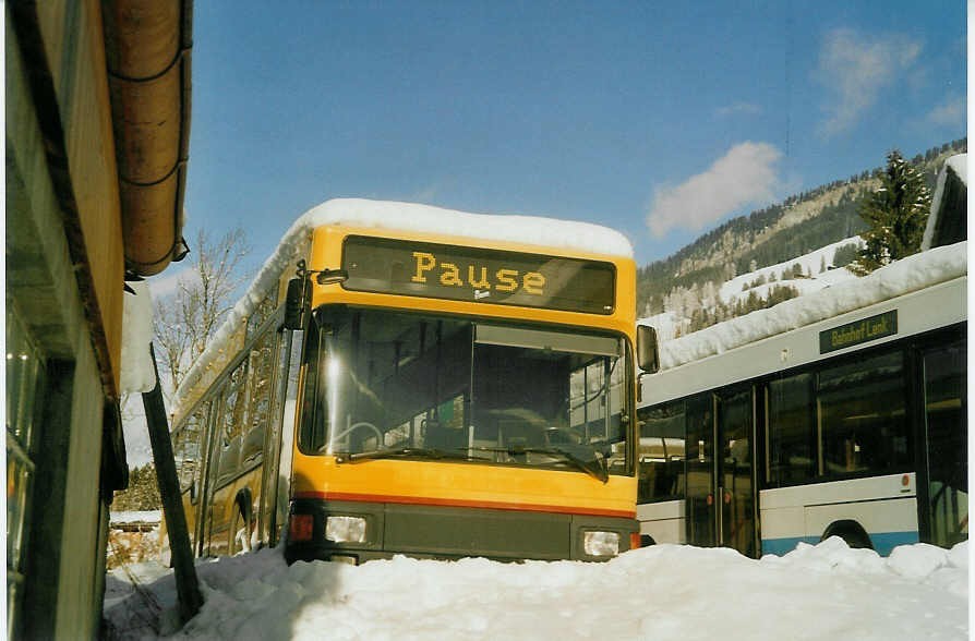 (082'107) - LVB Lenk - MAN/Lauber-MAN (ex AAGL Liestal Nr. 60) am 26. Dezember 2005 in Lenk, Garage