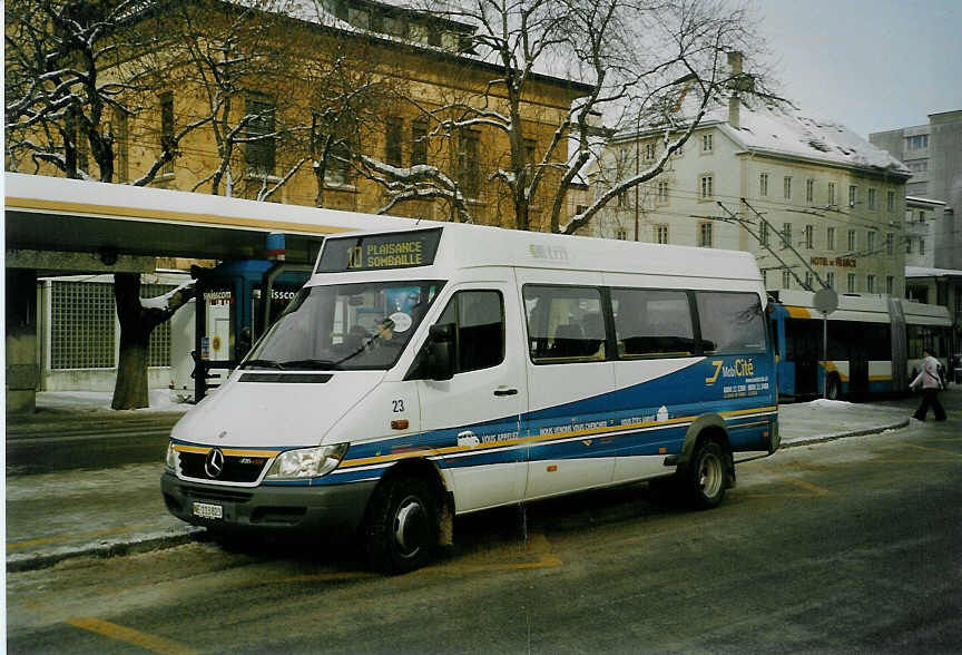 (082'202) - MobiCit, La Chaux-de-Fonds - Nr. 23/NE 113'823 - Mercedes am 28. Dezember 2005 beim Bahnhof La Chaux-de-Fonds