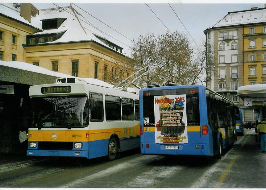 (082'207) - TC La Chaux-de-Fonds - Nr. 111 - NAW/Hess Trolleybus + Nr. 211/NE 19'211 - Mercedes am 28. Dezember 2005 beim Bahnhof La Chaux-de-Fonds