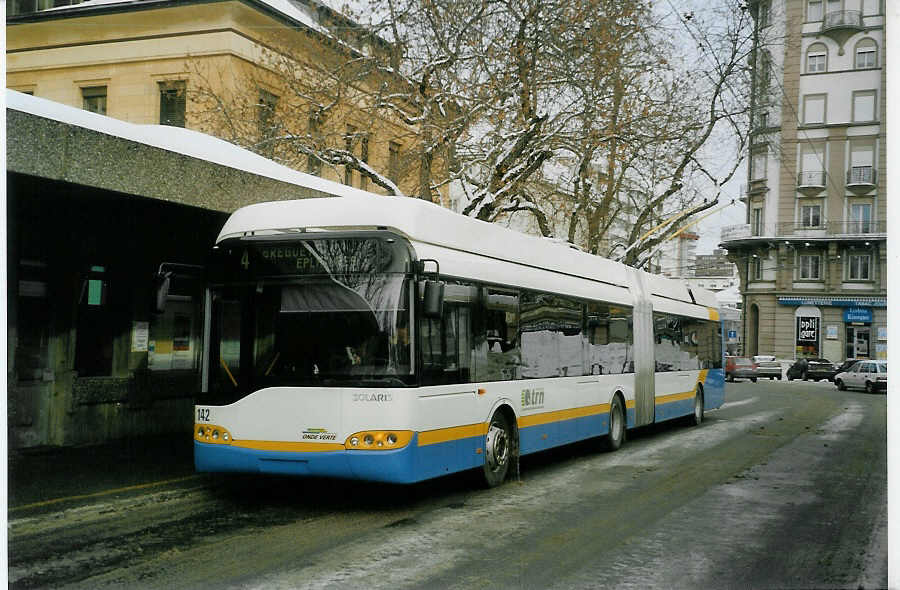 (082'208) - TC La Chaux-de-Fonds - Nr. 142 - Solaris Gelenktrolleybus am 28. Dezember 2005 beim Bahnhof La Chaux-de-Fonds