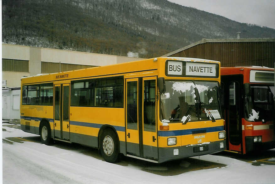 (082'211) - Busset, Vers-l'Eglise - MAN am 28. Dezember 2005 in Biel, Rattinbus