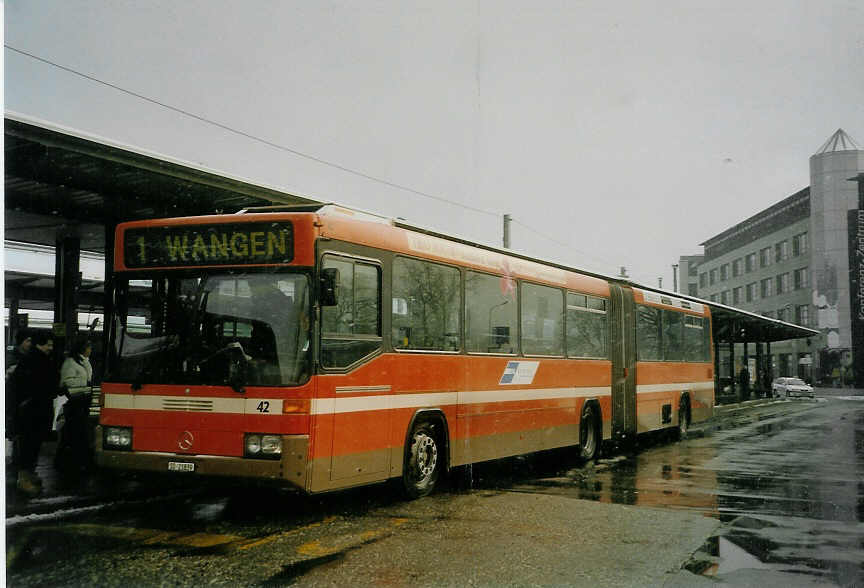 (082'307) - BOGG Wangen b.O. - Nr. 42/SO 21'839 - Mercedes/Hess (ex SOO Olten Nr. 42) am 29. Dezember 2005 beim Bahnhof Olten