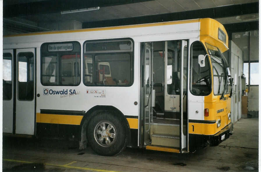 (082'402) - Oswald, Mstair - Nr. 1/GR 68'204 - Saurer/Hess (ex VBSH Schaffhausen Nr. 13) am 1. Januar 2006 in Mstair, Garage (Teilaufnahme)