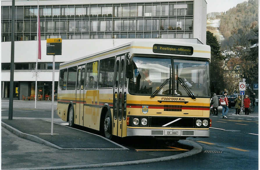 (082'501) - STI Thun - Nr. 6/BE 26'667 - Volvo/FHS (ex TSG Blumenstein Nr. 6) am 3. Januar 2006 beim Bahnhof Thun