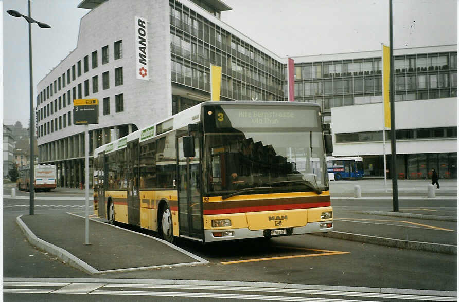 (082'527) - STI Thun - Nr. 92/BE 572'092 - MAN am 11. Januar 2006 beim Bahnhof Thun