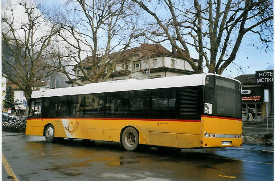 (082'713) - PostAuto Bern - BE 610'539 - Solaris am 22. Januar 2006 beim Bahnhof Interlaken West