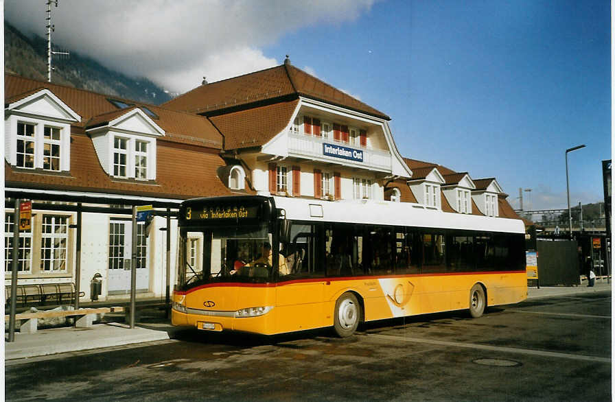 (082'717) - PostAuto Bern - BE 610'539 - Solaris am 22. Januar 2006 beim Bahnhof Interlaken Ost