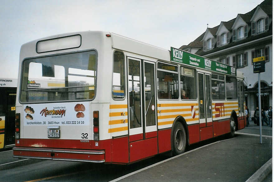 (082'812) - STI Thun - Nr. 32/BE 419'032 - Volvo/R&J (ex SAT Thun Nr. 32) am 23. Januar 2006 beim Bahnhof Thun