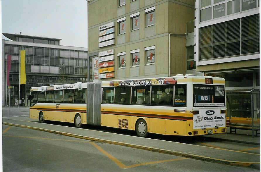 (082'906) - STI Thun - Nr. 64/BE 434'764 - Mercedes am 5. Februar 2006 beim Bahnhof Thun