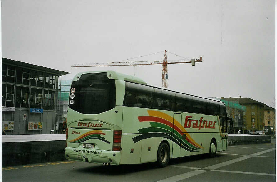 (083'317) - Gafner, Thun - Nr. 23/BE 317'730 - Neoplan am 25. Februar 2006 beim Bahnhof Interlaken Ost