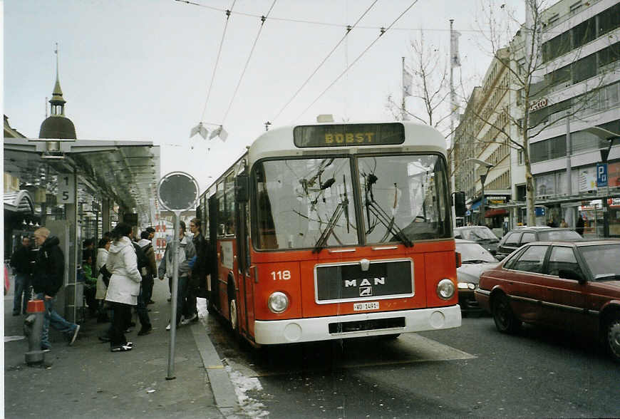 (083'831) - TL Lausanne - Nr. 118/VD 1491 - MAN (ex Nr. 352) am 6. Mrz 2006 beim Bahnhof Lausanne