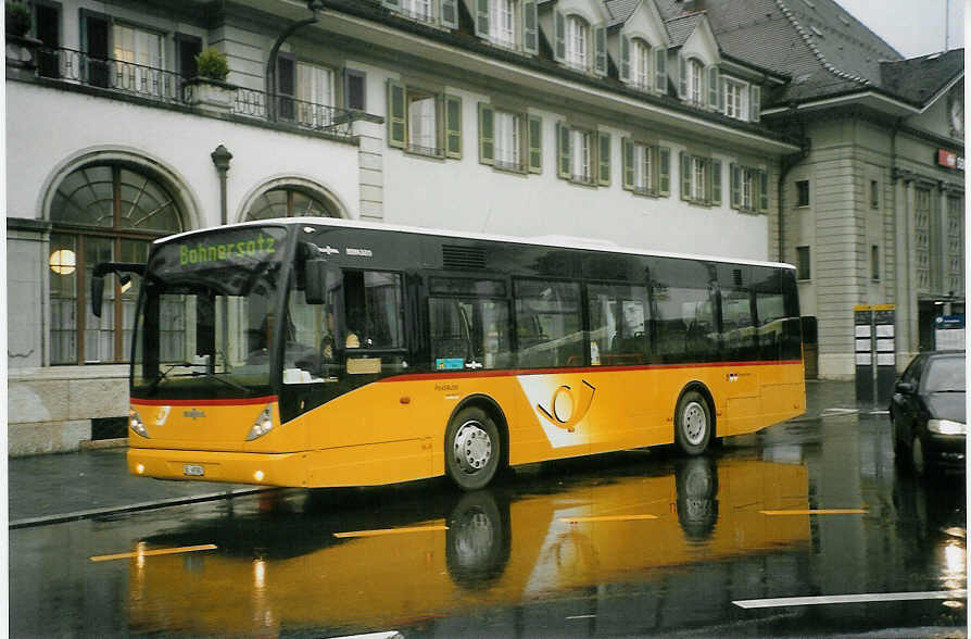 (084'318) - Moser, Teuffenthal - BE 60'582 - Van Hool (ex Burri, Teuffenthal) am 28. April 2006 beim Bahnhof Thun