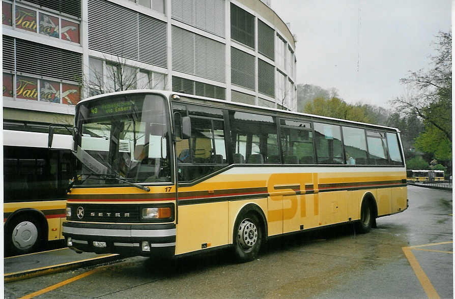 (084'328) - STI Thun - Nr. 17/BE 363'613 - Setra (ex AvH Heimenschwand Nr. 7) am 28. April 2006 beim Bahnhof Thun