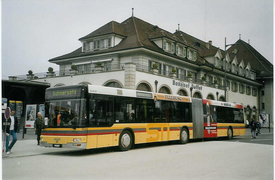 (084'409) - STI Thun - Nr. 102/BE 577'102 - MAN am 29. April 2006 beim Bahnhof Thun