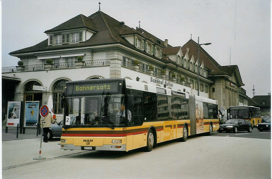 (084'412) - STI Thun - Nr. 87/BE 572'087 - MAN am 29. April 2006 beim Bahnhof Thun