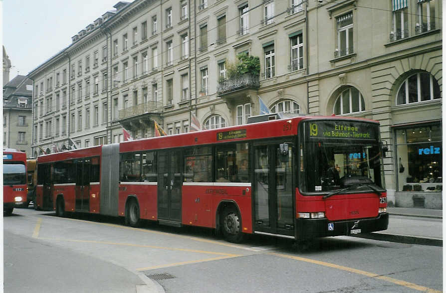 (084'822) - Bernmobil, Bern - Nr. 257/BE 572'257 - Volvo/Hess am 10. Mai 2006 beim Bahnhof Bern