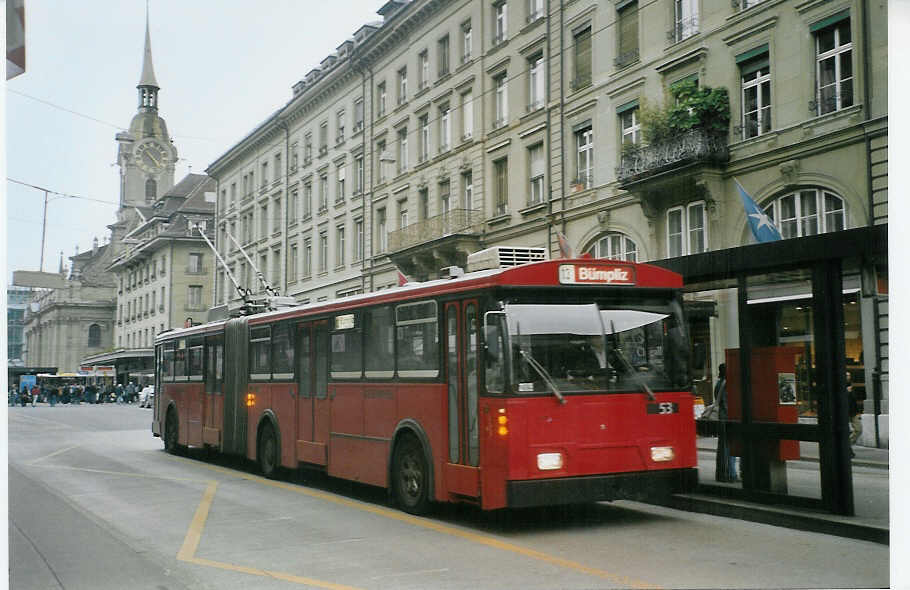 (084'825) - Bernmobil, Bern - Nr. 53 - FBW/R&J Gelenktrolleybus am 10. Mai 2006 beim Bahnhof Bern