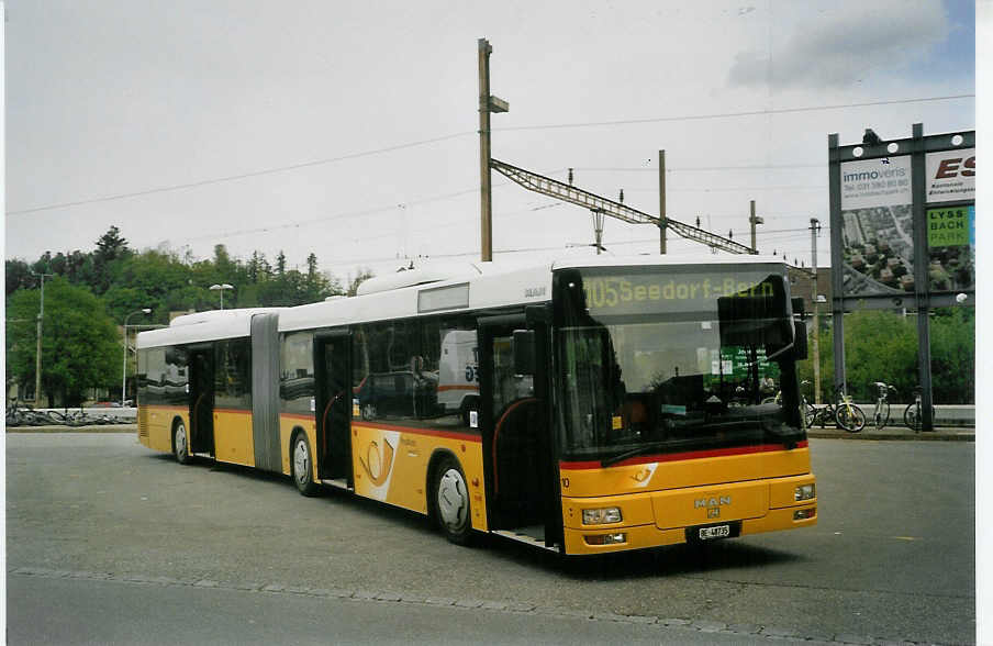 (084'926) - Steiner, Ortschwaben - Nr. 10/BE 48'735 - MAN am 13. Mai 2006 beim Bahnhof Lyss