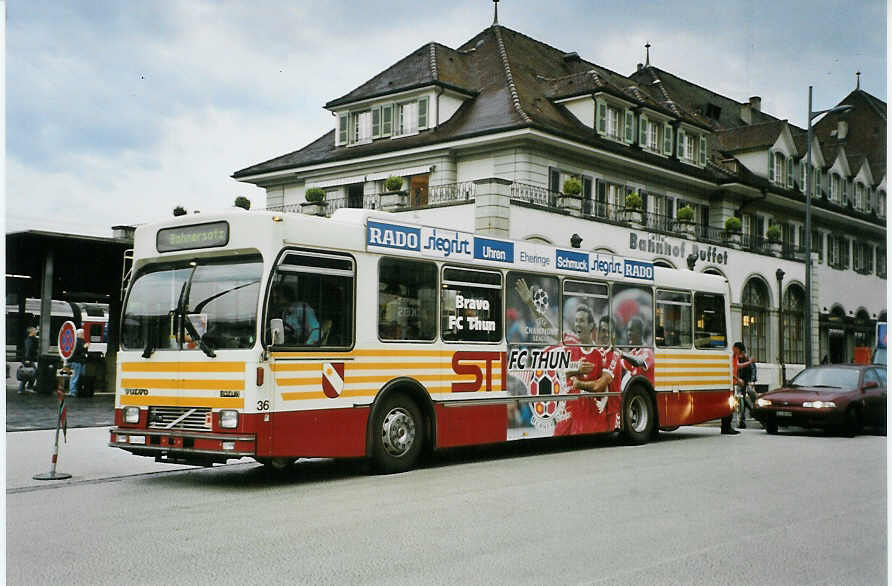 (085'131) - STI Thun - Nr. 36/BE 443'836 - Volvo/R&J (ex SAT Thun Nr. 36) am 17. Mai 2006 beim Bahnhof Thun