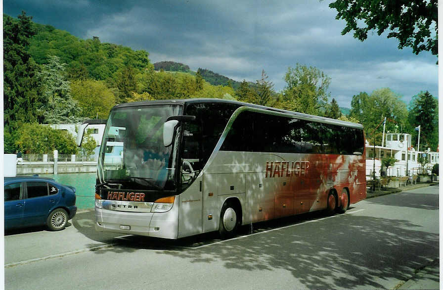 (085'411) - Hfliger, Sursee - Nr. 84/LU 11'311 - Setra am 20. Mai 2006 bei der Schifflndte Thun