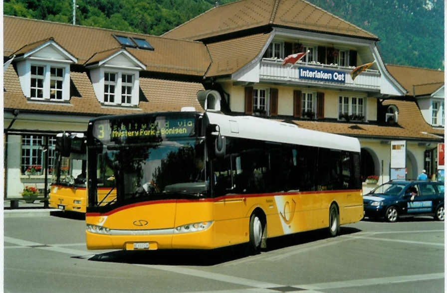 (085'814) - PostAuto Bern - BE 610'538 - Solaris am 3. Juni 2006 beim Bahnhof Interlaken Ost