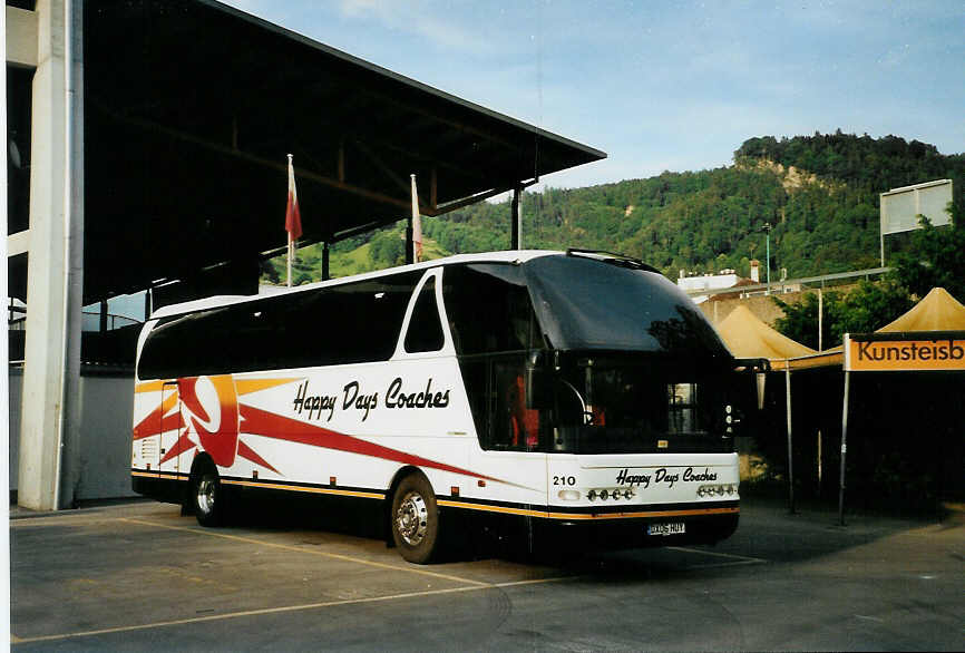 (085'935) - Aus England: Happy Days, Stafford - Nr. 210/DX06 HUY - Neoplan am 10. Juni 2006 in Thun, Grabengut