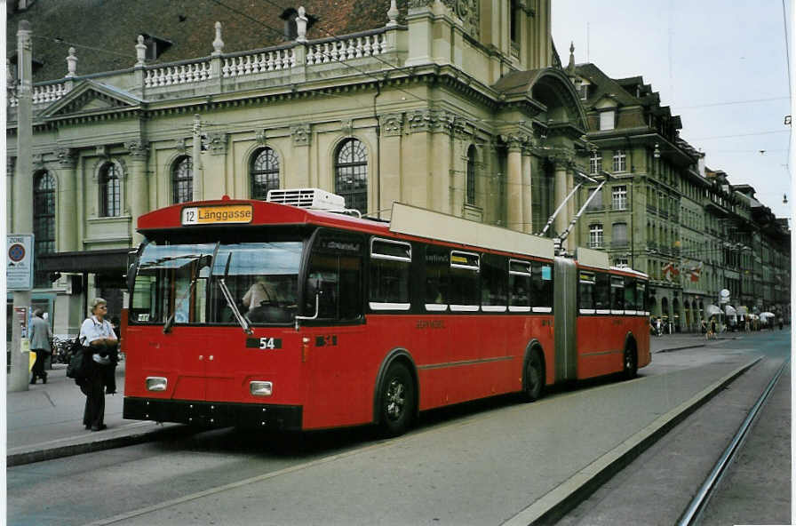 (087'031) - Bernmobil, Bern - Nr. 54 - FBW/Hess Gelenktrolleybus am 25. Juni 2006 beim Bahnhof Bern