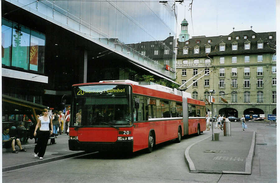 (087'033) - Bernmobil, Bern - Nr. 20 - NAW/Hess Gelenktrolleybus am 25. Juni 2006 beim Bahnhof Bern