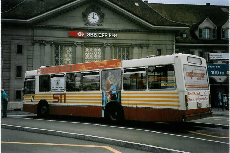 (087'036) - STI Thun - Nr. 34/BE 443'834 - Volvo/R&J (ex SAT Thun Nr. 34) am 25. Juni 2006 beim Bahnhof Thun