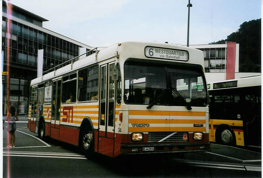 (087'037) - STI Thun - Nr. 34/BE 443'834 - Volvo/R&J (ex SAT Thun Nr. 34) am 25. Juni 2006 beim Bahnhof Thun