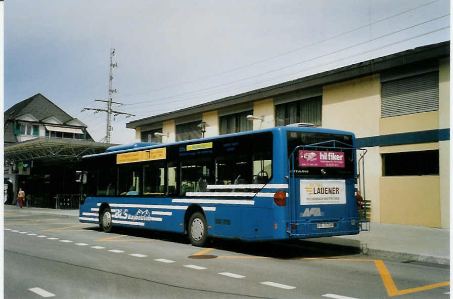 (087'231) - AFA Adelboden - Nr. 92/BE 26'704 - Mercedes (ex Nr. 4) am 9. Juli 2006 beim Bahnhof Frutigen